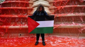FOTO: Aksi Pro Palestina, Air Mancur di Paris Berubah Jadi Merah Darah