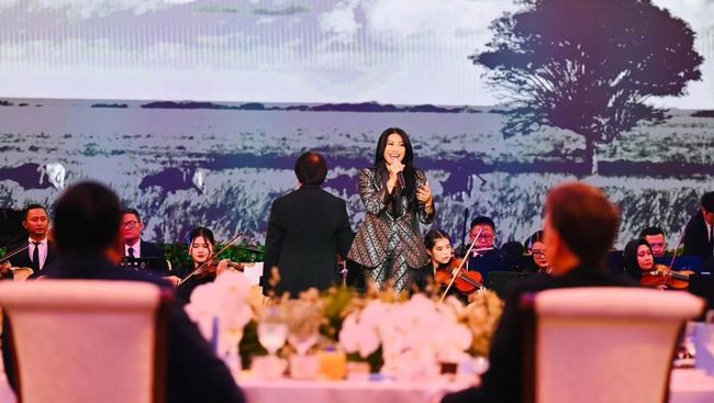 6 Momen Anggun C Sasmi Jadi Delegasi Prancis Dampingi Emmanuel Macron di Indonesia
