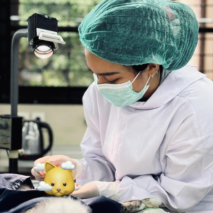 <p>Bahkan, Charlotte juga membagikan pengalaman pertama kalinya menjadi dokter bedah melalui beberapa foto yang diunggah di Instagram. “Pertama kali sebagai dokter bedah!” tulis Charlotte, dikutip dari laman<em> Instagram@charlotteramadhan. </em>(Foto: Instagram@charlotteramadhan)</p>
