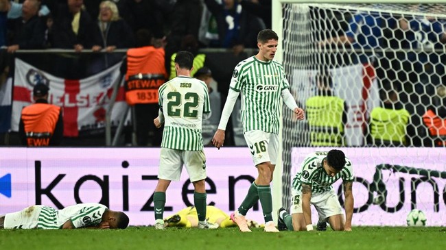 Baku Pukul di Real Betis vs Como, Ada Pemain Jotos Teman Sendiri Dalam keributan yang terjadi di tengah pertandingan Real Betis vs Como terjadi insiden pemain memukul rekan satu tim sendiri.