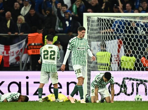 Baku Pukul di Real Betis vs Como, Ada Pemain Jotos Teman Sendiri