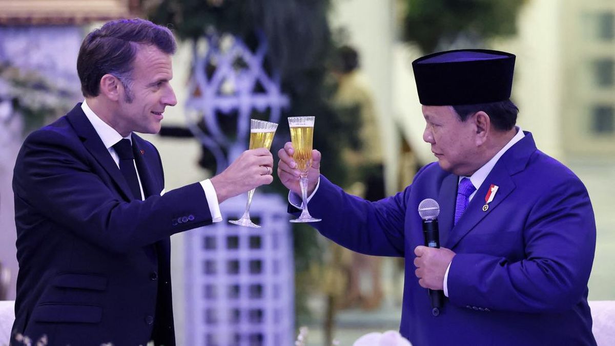 Prabowo Sopiri Langsung Macron Naik Maung Saat Tiba di Akmil