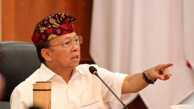 Gubernur Bali I Wayan Koster memerintahkan produsen AMDK menghentikan produksi dan penjualan air minum kemasan di bawah 1 liter mulai 1 Januari 2026.