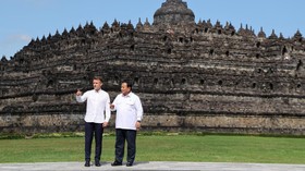 FOTO: Momen Macron-Prabowo ''Main' Bareng ke Candi Borobudur