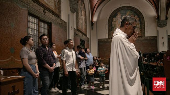 Warna liturgi Tri Hari Suci punya makna mendalam, dari kasih hingga pengorbanan dan kebangkitan Kristus.