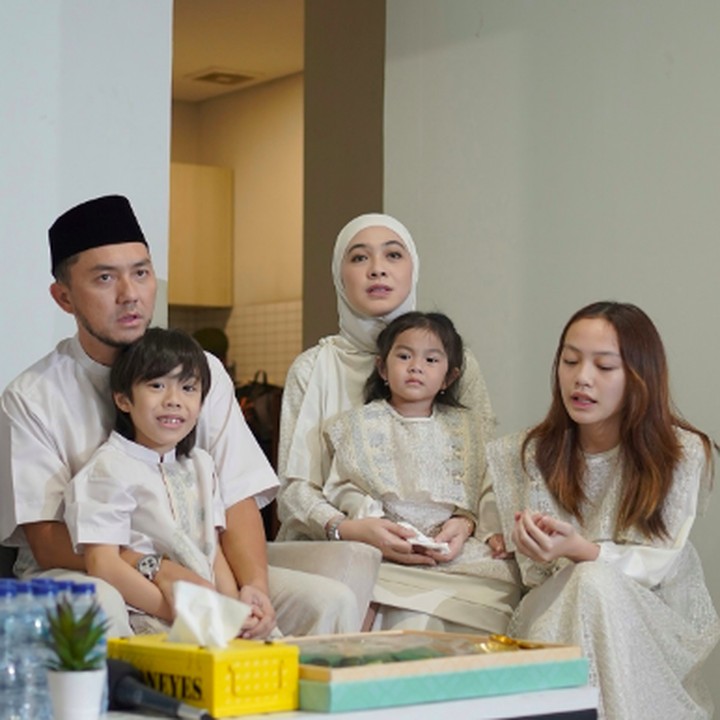 <p>Pasangan Ananda Omesh dan Dian Ayu Lestari pun baru saja mengadakan pengajian di rumahnya untuk berpamitan sebelum berangkat haji. “<em>Alhamdulillah</em> kemarin kami diberikan kesempatan untuk berpamitan, meminta maaf dan memohon doa restu dari keluarga besar dan sahabat kami,” tulis Omesh, dikutip dari laman<em> Instagram@omeshomesh, </em>Kamis (29/5/2025). (Foto: Instagram@omeshomesh)</p>