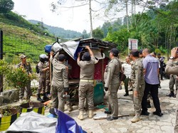 Satpol PP Bongkar 13 Warung Liar-Lapak Calo Vila di Puncak Bogor
