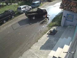 Viral Rekaman CCTV Petugas Dishub Sampang Diduga Sengaja Ditabrak Pikap