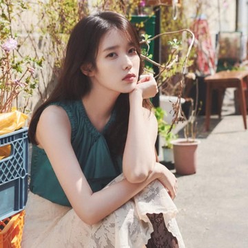 IU Ajak Nostalgia Bersama di Comeback Album Remake A Flower Bookmark 3