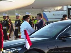 Prabowo-Didit Lepas Kepulangan Macron dan Brigitte dari Bandara YIA