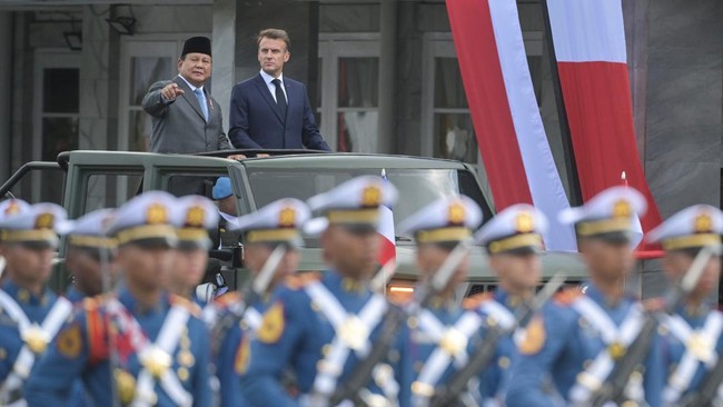 Macron Beri Prabowo Penghargaan Tertinggi Prancis saat Kunjungi Akmil Presiden RI Prabowo Subianto menerima penghargaan kehormatan tertinggi Grand Cross of the Legion of Honour dari pemerintahan Prancis.