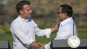 Prabowo Antar Macron Tinggalkan Indonesia ke Bandara Yogyakarta