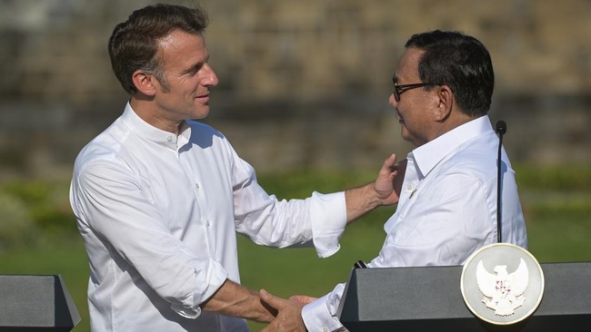 Prabowo mengantar Presiden Prancis Macron dan Ibu Negara ke Singapura. Macron melakukan kunjungan resmi selama tiga hari di Indonesia.