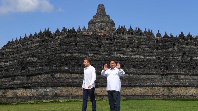 Fadli Zon Ungkap Momen Prabowo-Macron di Stupa Paling Atas Borobudur Menteri Fadli Zon mengungkapkan momen Presiden Prabowo dan Emmanuel Macron saat di atas Candi Borobudur.