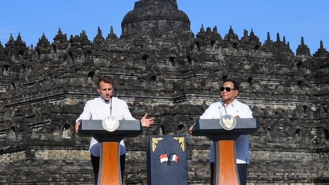 Lambang Keunggulan Manusia Presiden Prancis Emmanuel Macron terkesima dengan kemegahan Candi Borobudur. Ia menyebut Borobudur adalah lambang keunggulan manusia.