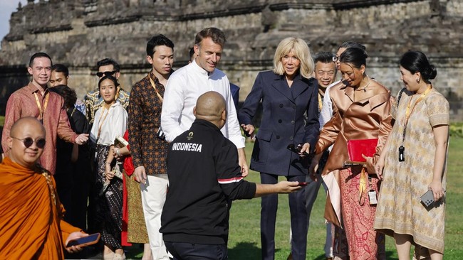 Macron Berupaya Sentuh Patung Budha Dalam Stupa Saat ke Borobudur Presiden Prancis Emmanuel Macron menyempatkan diri menaiki puncak Candi Borobudur pada kunjungannya ke sana, Kamis (29/5) hari ini.