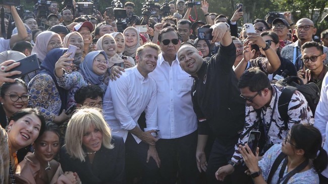 FOTO: Momen Macron-Prabowo ''Main' Bareng ke Candi Borobudur