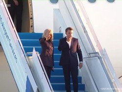 Tinggalkan Indonesia, Macron Beri Kiss Bye Sebelum Masuk Pesawat