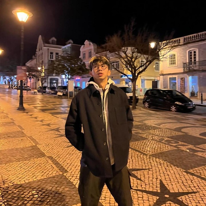 <p>Sang putra yang akrab disapa Ayman itu tahun ini genap berusia 20 tahun. Tampaknya kini, pesona Ayman berhasil memikat hati banyak orang. Hal tersebut diketahui langsung melalui beberapa <em>postingan</em> di media sosialnya. (Foto: Instagram@aymanmodjo)</p>