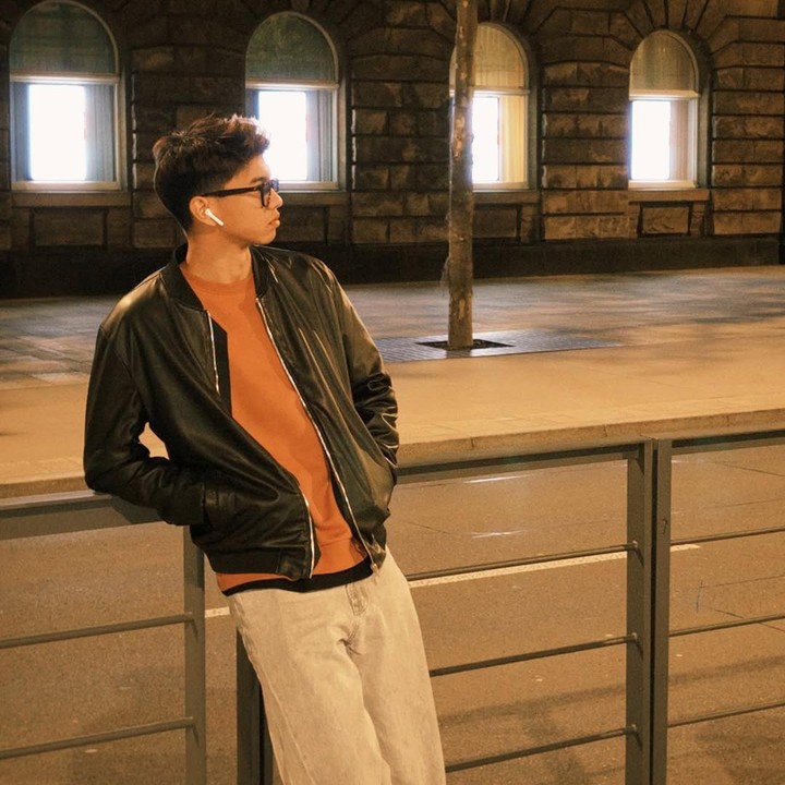 <p>Ayman yang aktif di dunia maya ini cukup sering mengunggah foto dirinya di akun Instagram. Kolom komentar setiap <em>postingan</em>-nya itu pun kerap menuai atensi para netizen yang terpesona dengan parasnya. (Foto: Instagram@aymanmodjo)</p>