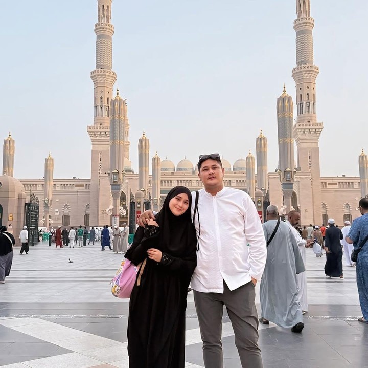 <p>Sementara itu, ada juga pasangan Ryana Dea dan Puadin Redi yang sudah menginjak kota Madinah dan akan berangkat ke Mekkah untuk menjalani rangkaian ibadah haji. <em>“Bismillah</em>.. hari terakhir di Madinah, InsyaaAllah hari ini kita berangkat ke Mekkah,” tulisnya, dikutip dari laman<em> Instagram@ryana_dea. </em>(Foto: Instagram@ryana_dea)</p>