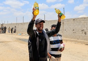 Lautan Warga Gaza Terima Paket Bantuan Makanan, Begini Potretnya Lautan Warga Gaza Terima Paket Bantuan Makanan, Begini Potretnya