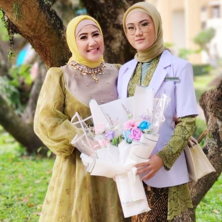 <p>Perempuan yang akrab disapa Sherin itu telah menjalani upacara wisuda profesi dokter. Momen itu juga dibagikan langsung oleh sang Bunda. “Alhamdulillah selesai 'Wisuda Profesi Dokter Sherin Anasya Syaharani'. Selamat mengabdi untuk masyarakat Indonesia ya sayang <em>@sherinanasyaa</em>,” tulisnya, dikutip dari laman<em> Instagram@inesinthya,</em> Kamis (29/5/2025). (Foto: Instagram@inesinthya)</p>