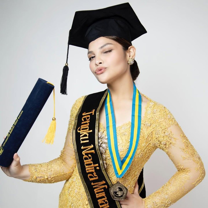 <p>Tengku Nadira Adnan putri Enny Beatrice juga telah menyelesaikan pendidkan kedokterannya pada 2021. Kini, perempuan 27 tahun itu tengah menjalani profesi barunya sebagai dokter. (Foto: Instagram@tengkunadiraadn)</p>