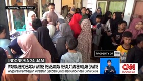 VIDEO: Warga Berdesakan Antre Peralatan Sekolah Gratis