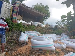 Truk Jagung Disopiri Kades Terguling di Bima, 1 Tewas