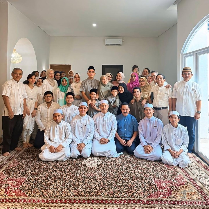 <p>Tya Ariestya dan sang suami, Irfan Ratinggang, juga telah melaksanakan pengajian sebelum terbang ke Tanah Suci. Momen itu dibagikan Tya di akun Instagram pribadinya. <em>“Bismillahirrahminrrahim.</em> Mohon maaf lahir dan batin,” tulisnya, dikutip dari laman<em> Instagram@tya_ariestya. </em>(Foto: Instagram@tya_ariestya)</p>