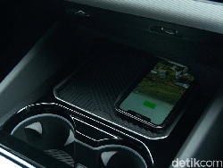 Mitos atau Fakta: Ngecas HP di Mobil Listrik Bikin Baterai jadi Boros?