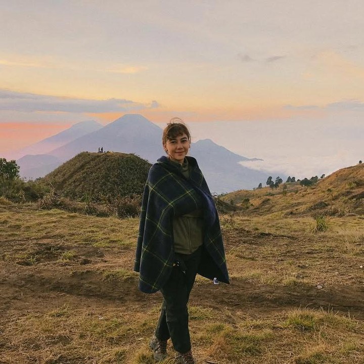 <p>Sementara itu Adinda Thomas diketahui telah beberapa kali mendaki Gunung Prau, "Gunung prau merupakan gunung favorite yang bisa aku rekomendasikan untuk pendaki pemula. Selain tingkat kesulitan yang masih mudah dijalani, Gunung prau juga cocok untuk temen" yang ingin melihat cantiknya matahari terbit dari negri di atas awan.  Menurut aku walaupun memiliki ketinggian 2590 mdpl tapi camping di gunung prau itu dinginnya luar biasa ya, mungkin karna lokasinya di dieng yang di kaki gunung aja rasanya jauh lebih dingin dibandingkan malang.. jadi buat temen" yang suka kabut, kalian akan dengan mudah bertemu kabut saat menjelang petang. Namun kekurangannya dulu tahun 2018 saat aku mendaki ke prau masih sangat susah menemukan sumber air sehingga stock air untuk mendaki prau harus diperhitungkan dengan benar ya. Tapi aku kurang tau apakah di tahun 2023 ini sudah lebih mudah untuk mendapatkan air di prau." (Foto: Instagram @adindathomas)</p>