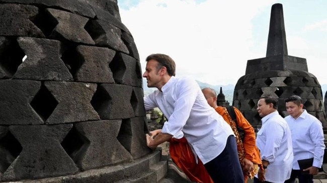 Menyentuh patung Buddha dalam stupa atau kunto bimo dilarang karena bisa merusak dan dianggap tidak menghormati umat Buddha karena stupa adalah simbol religius.