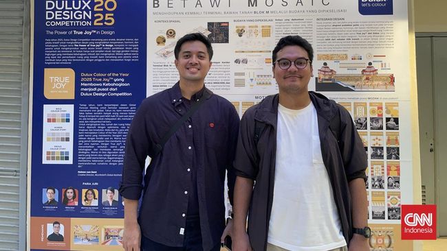 Seni mozaik menghiasi dinding dan langit-langit lorong bawah tanah Blok M menjadi daya tarik utama Blok M Hub.