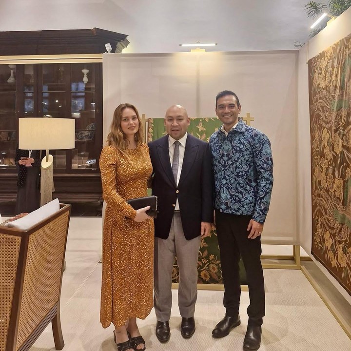<p>Ario Bayu menjadi salah satu seleb yang ikut menyambut kedatangan Brigitte di Museum Nasional. Ario datang didampingi istrinya Valentine Payen. Perlu diketahui, istri Ario Bayu merupakan aktris berkebangsaan Prancis. Melalui unggahan di Instagram, Ario Bayu juga mem-posting fotonya bersama putra Presiden Prabowo, Didit Hediprasetyo, yang menggelar acara spesial ini. (Foto: Instagram @valentinepayenwicaksono)</p>
