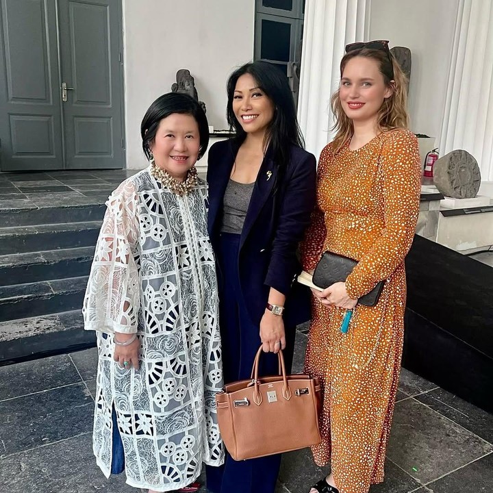 <p>Tak hanya aktor Tanah Air, sederet artis dan penyanyi perempuan juga datang ke Museum Nasional. Salah satunya adalah penyanyi Anggun C Sasmi. Perempuan 51 tahun ini bahkan terpilih menjadi delegasi resmi Prancis untuk mendampingi Presiden dan Ibu Negara Prancis selama kunjungan ke Indonesia. (Foto: Instagram @bayu_ario)</p>