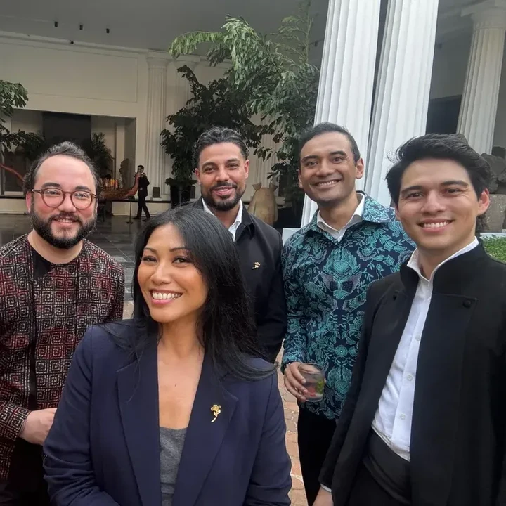 <p>Belum lama ini, Presiden Prancis Emmanuel Macron bersama Ibu Negara Brigitte Macron melakukan kunjungan ke Indonesia. Dalam kunjungannya Rabu (28/5/2025), sehari setelah kedatangannya, Brigitte Macron secara khusus mengunjungi pameran L'Art Botanique du Paradis di Museum Nasional. Pameran ini dihadiri sederet seleb Tanah Air, Bunda. (Foto: Instagram @bayu_ario)</p>