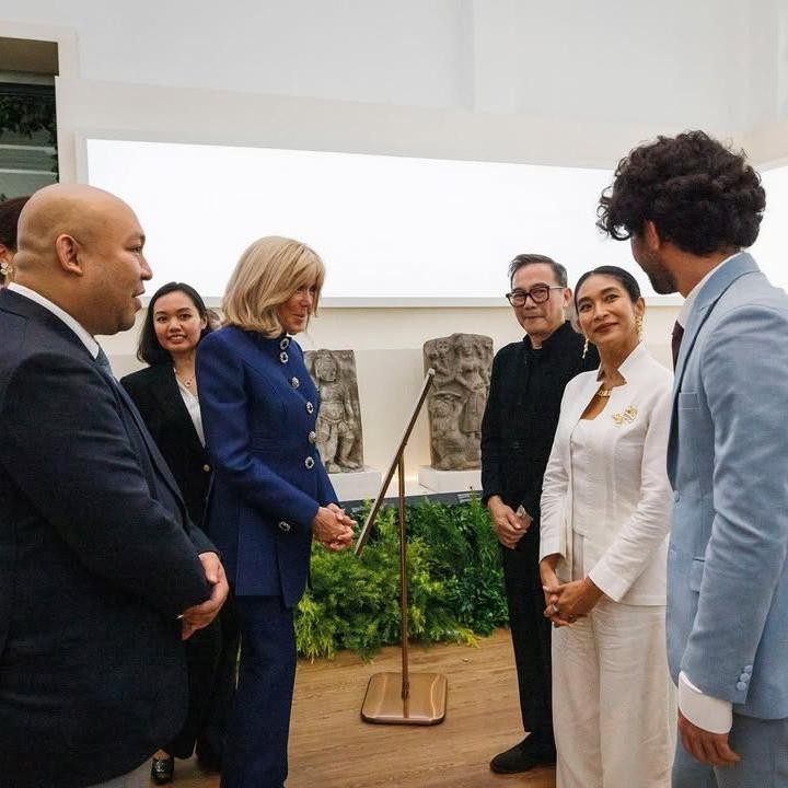 <p>Artis Happy Salma juga datang ke pameran L'Art Botanique du Paradis sebagai perwakilan dari pekerja seni. Melalui unggahan di Instagram, Happy Salma mengungkap rasa bahagianya bisa mendapatkan kesempatan bertemu dengan Ibu Negara Prancis. "Siang itu sangat mengesankan—ketika saya mendapat kesempatan turut menyambut dan berbincang sekejap dengan Madame Brigitte Macron dalam suasana yang penuh kehangatan dan kehormatan, di tengah pameran L’Art Botanique du Paradis yang dipersembahkan oleh @didit.hediprasetyo.foundation menandai 75 tahun hubungan diplomatik Indonesia dan Prancis," tulisnya. (Foto: Instagram @happysalma)</p>