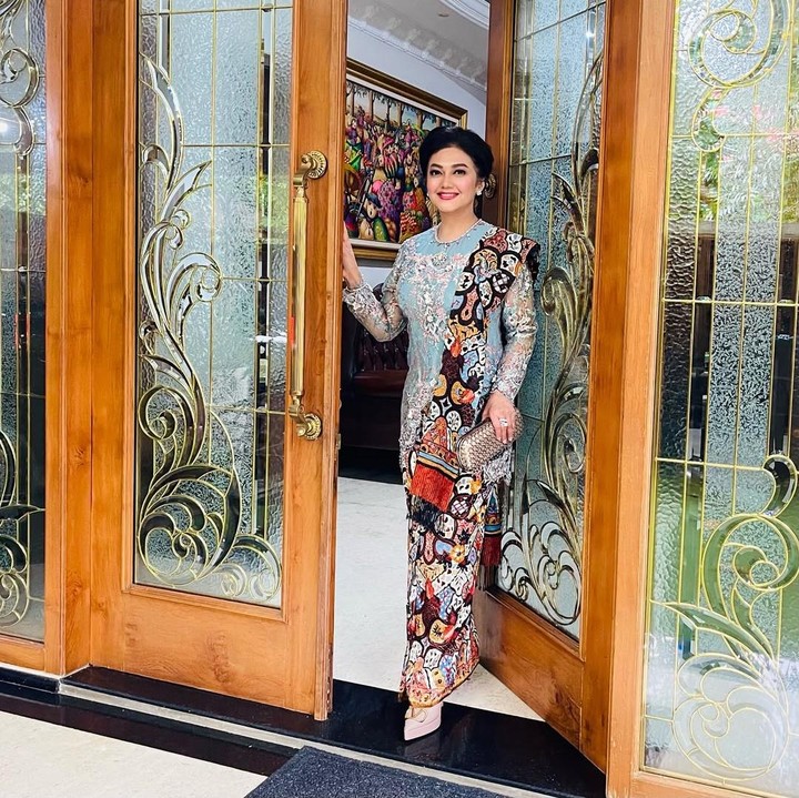 <p>Kali ini, Bella Saphira memadukan kebaya biru muda dengan kain batik sekar jagad. Terlihat elegan ya, Bunda. (Foto: Instagram @bellasaphiraofficial)</p>