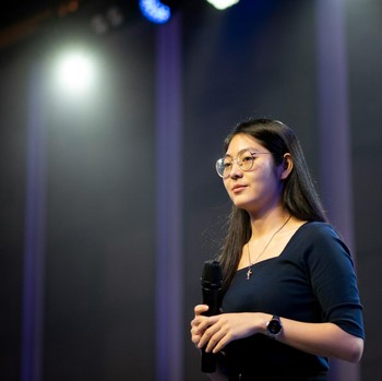 Mau Terlihat Profesional? Hindari 5 Kata Ini saat Berbicara di Depan Umum Menurut Ahli Public Speaking