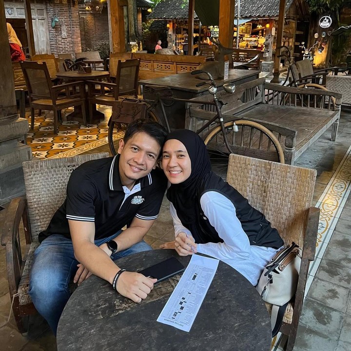 <p>Di hari ulang tahunnya, Dhini juga mendapatkan ucapan dan doa dari sang suami. Dimas Seto mengunggah foto kebersamaannya dengan sang istri dan mengungkap hadiah yang diberikan untuk Dhini. "Berkah selalu umurnya ya sayang, mau kemana sayang, kulineran aja keliling solo aja katanya," tulis Dimas. (Foto: Instagram @dimasseto_1/ @dhiniaminarti)</p>