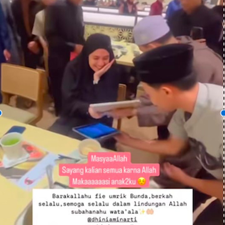 <p>Artis Dhini Aminarti berulang tahun ke-42 pada 29 Mei 2025. Di hari spesialnya ini, Dhini mendapat kejutan manis dari para anak asuhnya. Dhini dan sang suami Dimas Seto diketahui memiliki banyak anak asuh yang ditempatkan di pondok pesantren, Bunda. (Foto: Instagram @dimasseto_1/ @dhiniaminarti)</p>