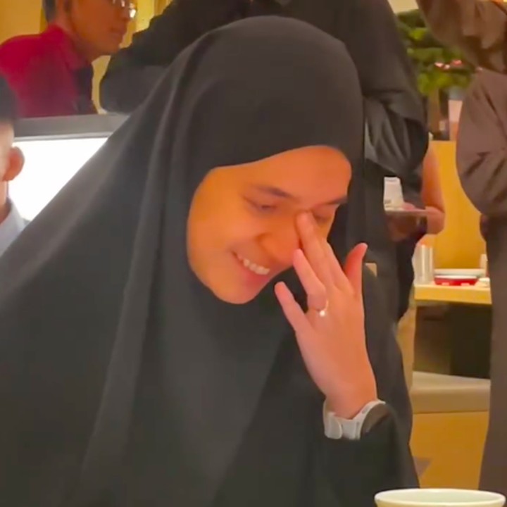 <p>Saat menonton video ucapan dari para anak asuhnya, Dhini tak kuasa menahan tangis. Perempuan kelahiran Jakarta ini tampaknya sangat tersentuh dengan video ucapan penuh makna tersebut. (Foto: Instagram @dimasseto_1/ @dhiniaminarti)</p>