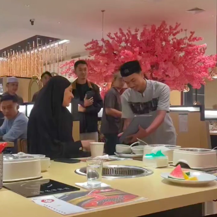 <p>Melalui unggahan di Instagram, Dhini menunjukkan kejutan haru dari para anak asuh di hari ulang tahunnya. Dhini terlihat begitu bahagia saat diberikan kejutan yang tak terduga ini. (Foto: Instagram @dimasseto_1/ @dhiniaminarti)</p>