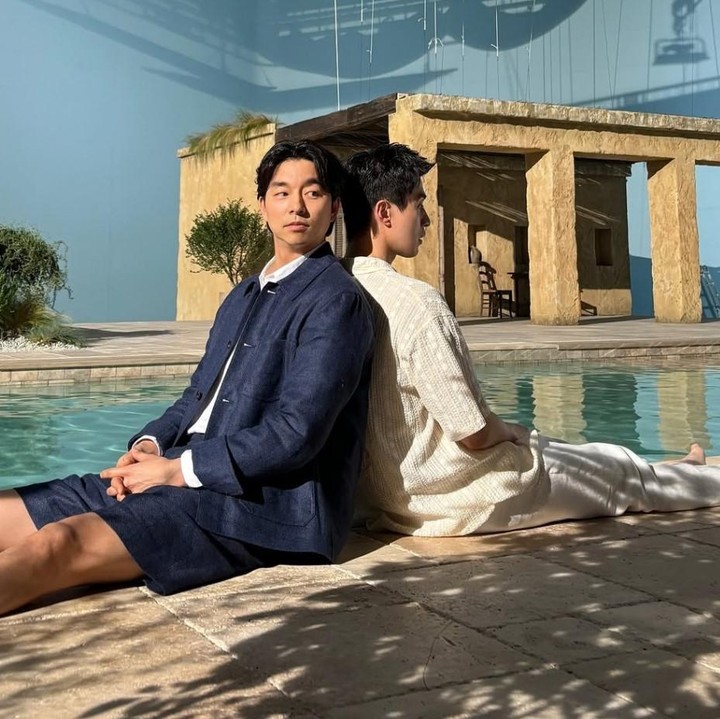 <p>Di drama Korea <em>Goblin</em> hubungan Gong Yoo dan Lee Dong Wook disebut salah satu "<em>bromance</em>" terbaik di drakor, maka kedekatan mereka di dunia nyata tak kalah ikonik. Keduanya begitu akrab hingga sering tampil bersama di acara TV. (Foto: Instagram)</p>