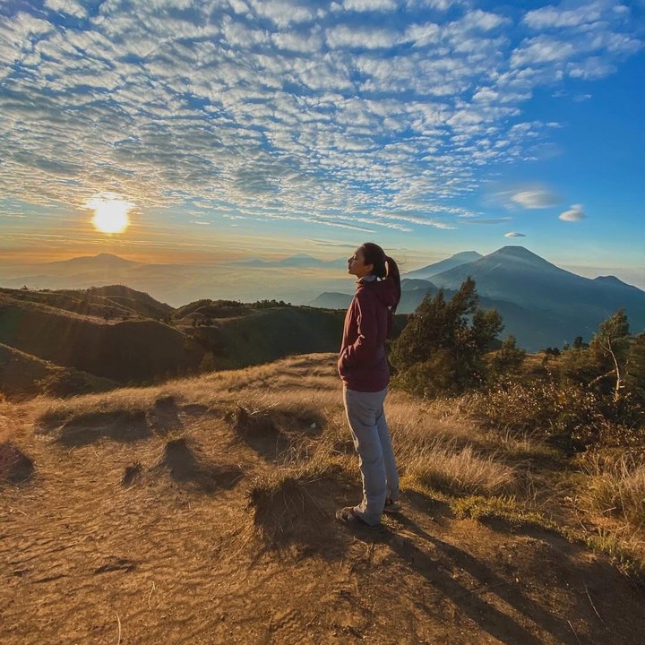 <p>Artis Dinda Kirana juga berhasil mendaki Gunung Prau pada 2020, "Mt. Prau 2.565 mdpl Dieng (Jawa tengah) jadi gunung Indonesia pertama yang gw daki. alam baik banget, cuaca buruk belum datang sebelum kita bikin tenda. dikasih lihat pemandangan sunrise yang luar biasa. gw juga dikasih kekuatan buat naik dan pulang dalam keadaan selamat. ada teman teman baik yang jagain gw pas gw ada kendala. kalau di tanya. gw anak pantai atau anak gunung sih? sekarang gw bisa jawab. gw suka dua dua nya!" (Foto: Instagram @dindakirana.s)</p>