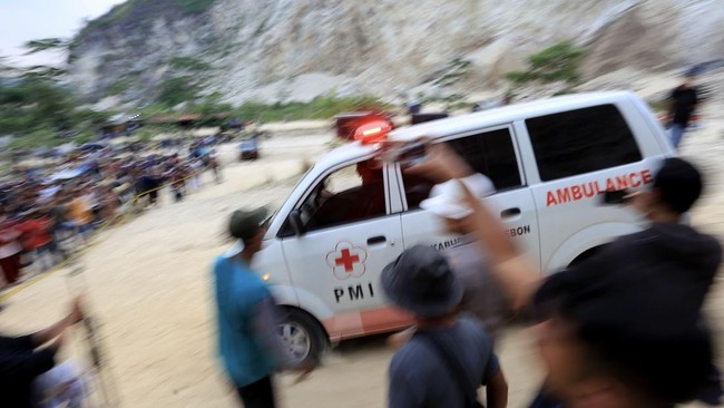 14 Tewas di Longsor Tambang Batu Cirebon, 8 Belum Ditemukan Sekda Jawa Barat Herman Suryatman mengatakan pencarian pada 8 orang korban yang belum ditemukan akan dilanjutkan pada esok hari.
