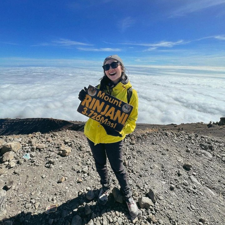 <p>Pada Juli 2022, artis Febby Rastanty berhasil menaklukkan Gunung Rinjani, gunung berapi kedua tertinggi di Indonesia. "<em>Despite the unbelievably challenging exhausting frustrating track :’) Thank God, we all reached the summit together. They say, the best view comes after the hardest climb. Well all i can say that it was totally worth it</em>," tulis Febby dalam caption Instagram. (Foto: Instagram @febbyrastanty)</p>