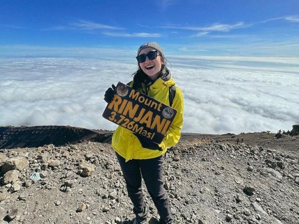 Perempuan Tangguh! Ini Potret 5 Artis Indonesia yang Hobi Naik Gunung